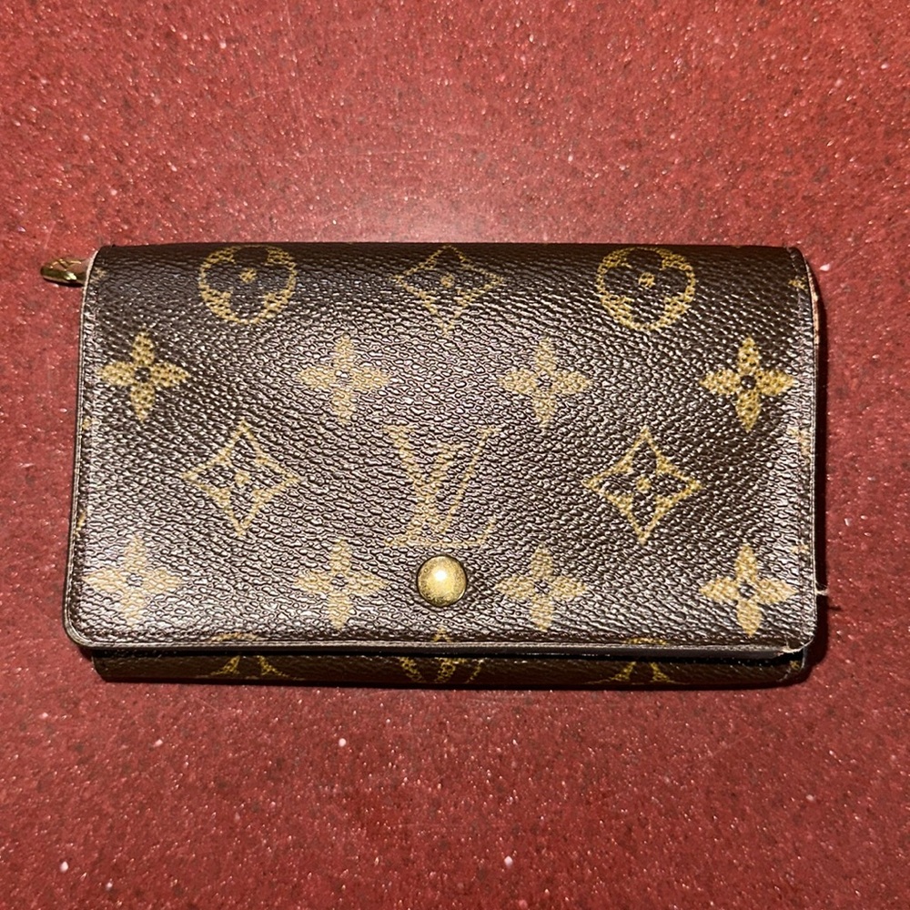 Excellent condition Louis Vuitton wallet.  Zippers and snaps are good!